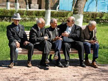 Aserbaidschan - Männer auf einer Bank